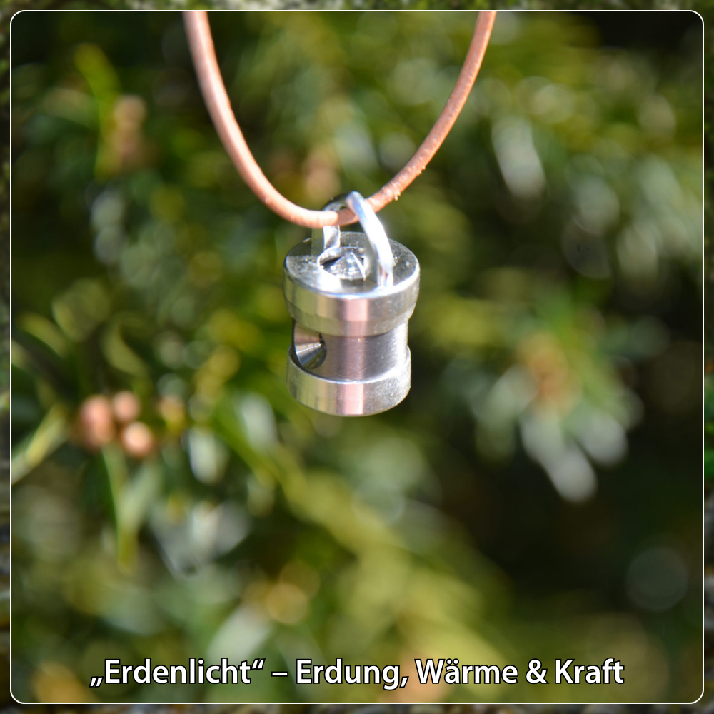 Herzkohärenz Kristallwirbel® Schmuckanhänger „Erdenlicht“ Titan-Silber | Bergkristall und Unakit