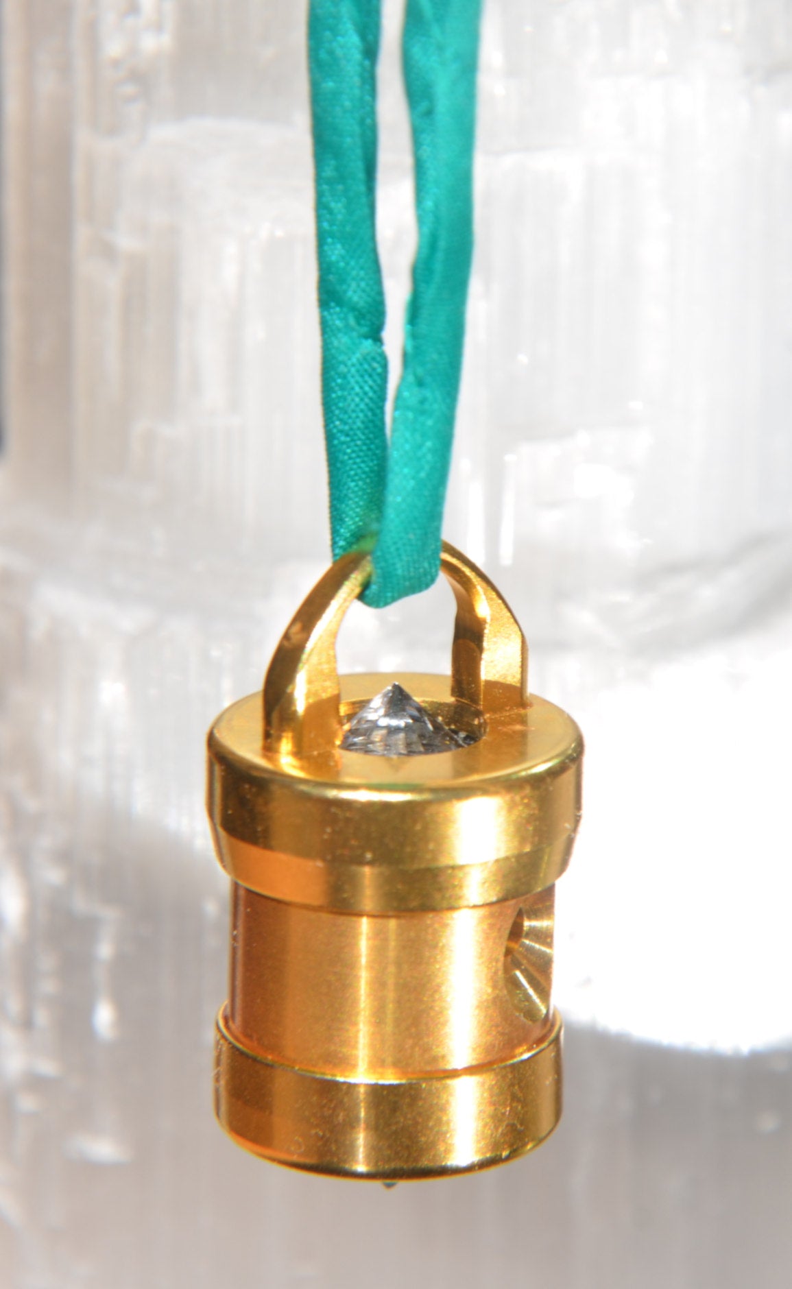 Herzkohärenz Kristallwirbel® Schmuckanhänger „Prana Solaris“ Titan-Gold | Bergkristall & Germanium und Lithiumniobat & Chrysopras