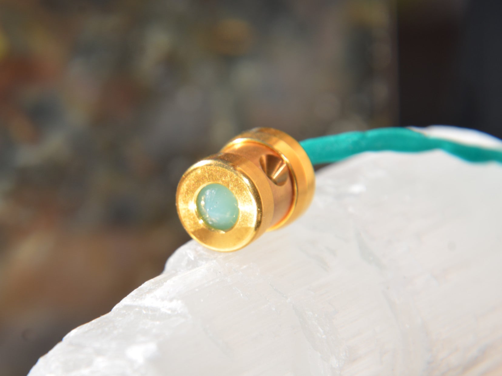 Herzkohärenz Kristallwirbel® Schmuckanhänger „Prana Solaris“ Titan-Gold | Bergkristall & Germanium und Lithiumniobat & Chrysopras