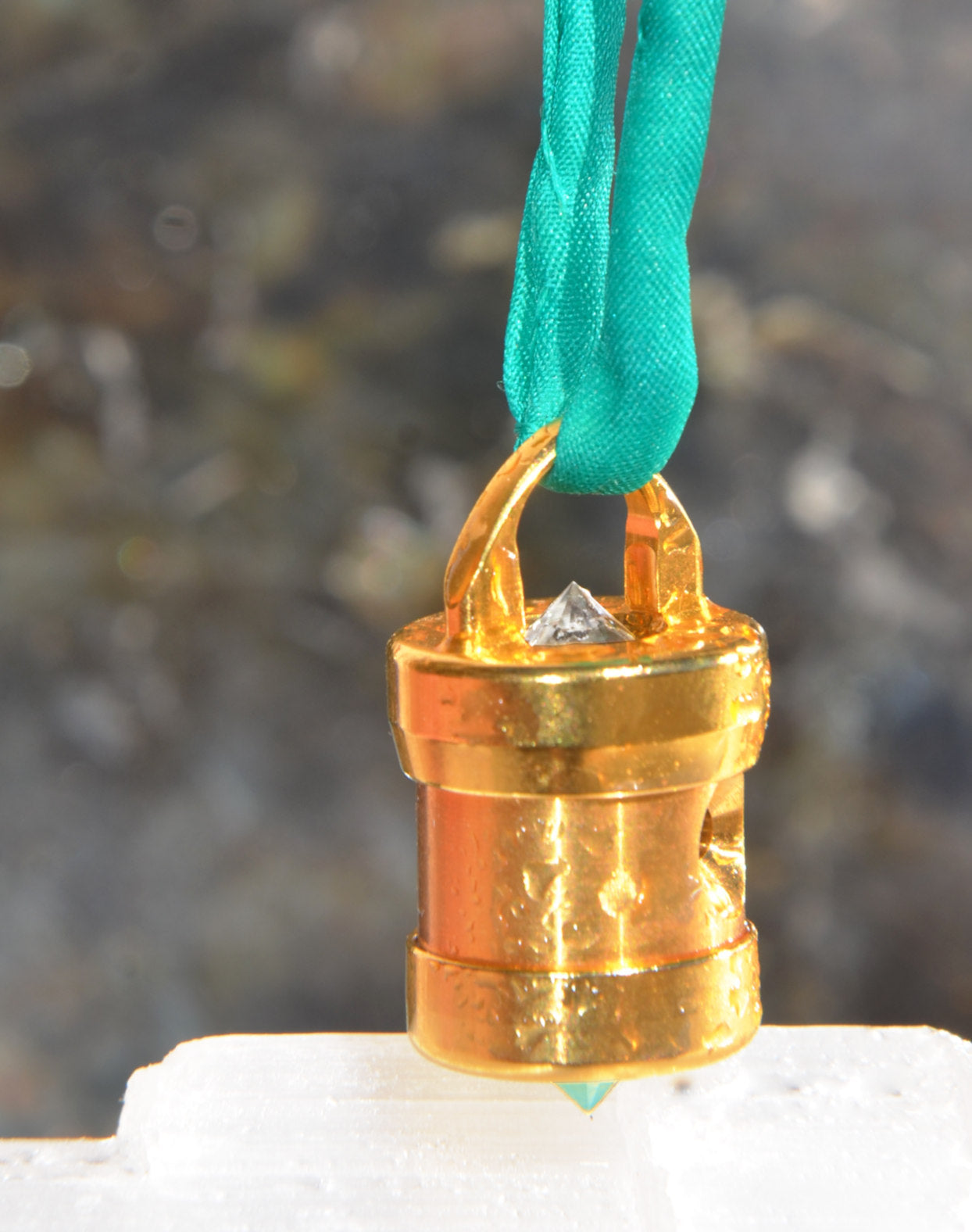 Herzkohärenz Kristallwirbel® Schmuckanhänger „Prana Solaris“ Titan-Gold | Bergkristall & Germanium und Lithiumniobat & Chrysopras