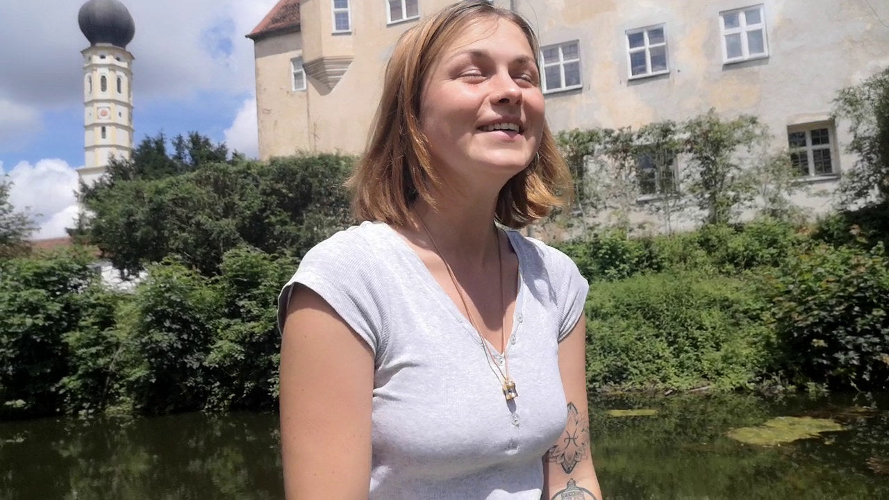 Herzkohärenz Kristallwirbel® Schmuckanhänger „Prana Solaris“ Titan-Gold | Bergkristall & Germanium und Lithiumniobat & Chrysopras