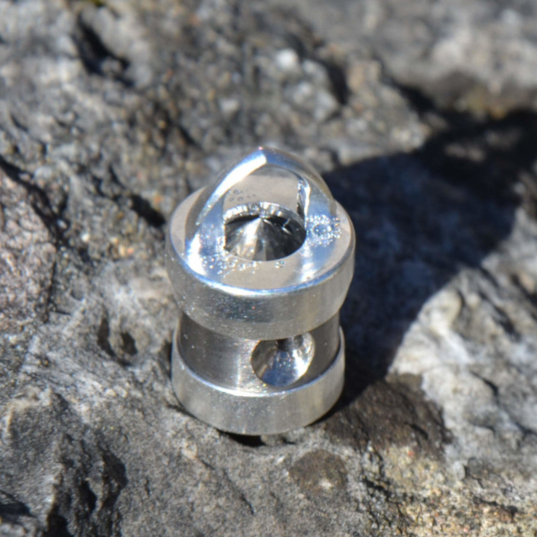 Herzkohärenz Kristallwirbel® Schmuckanhänger „Erdenlicht“ Titan-Silber | Bergkristall und Unakit