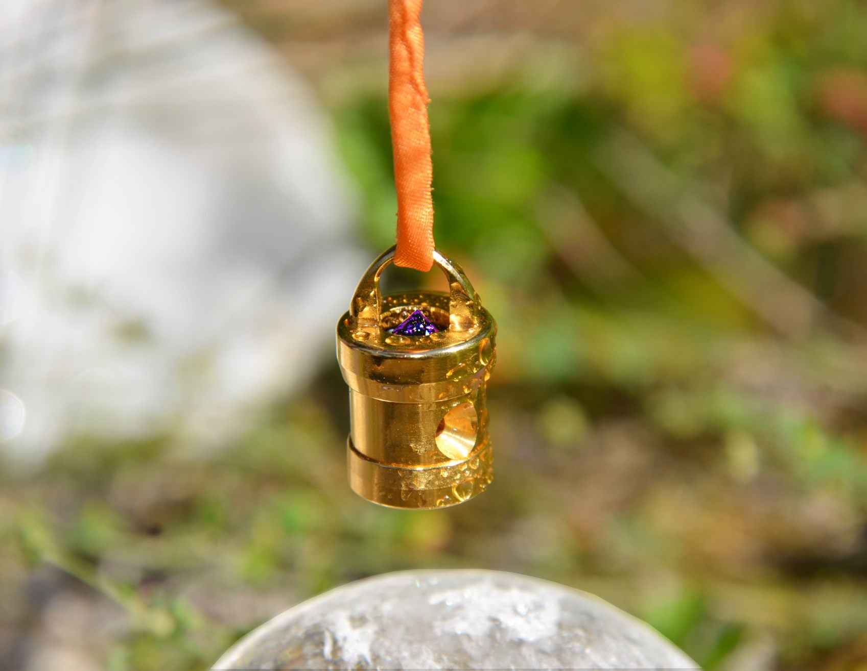 Herzkohärenz Kristallwirbel® Schmuckanhänger „Gold-Magie“ Bronze-Gold | Amethyst und Nuummit