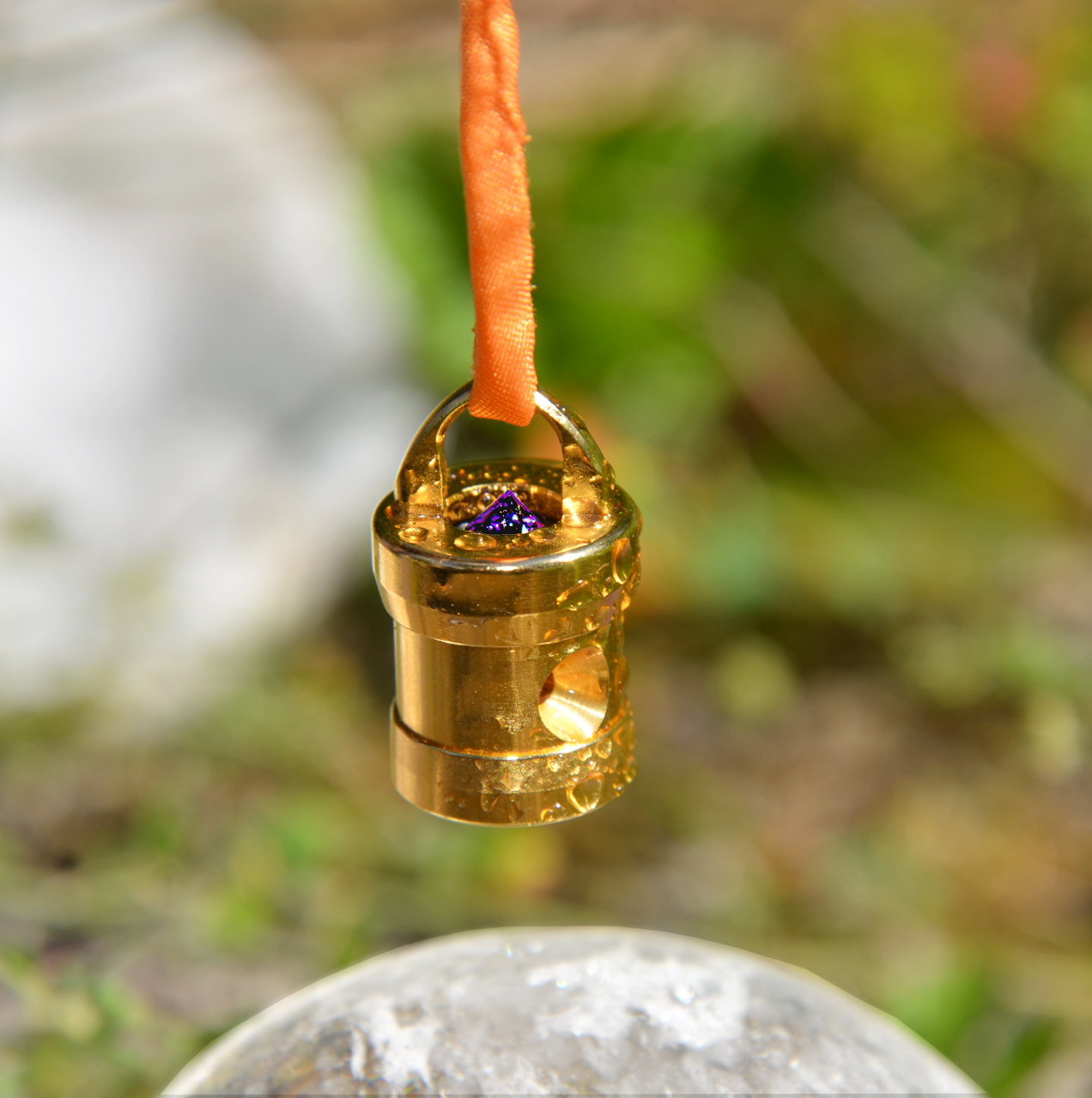 Herzkohärenz Kristallwirbel® Schmuckanhänger „Gold-Magie“ Bronze-Gold | Amethyst und Nuummit