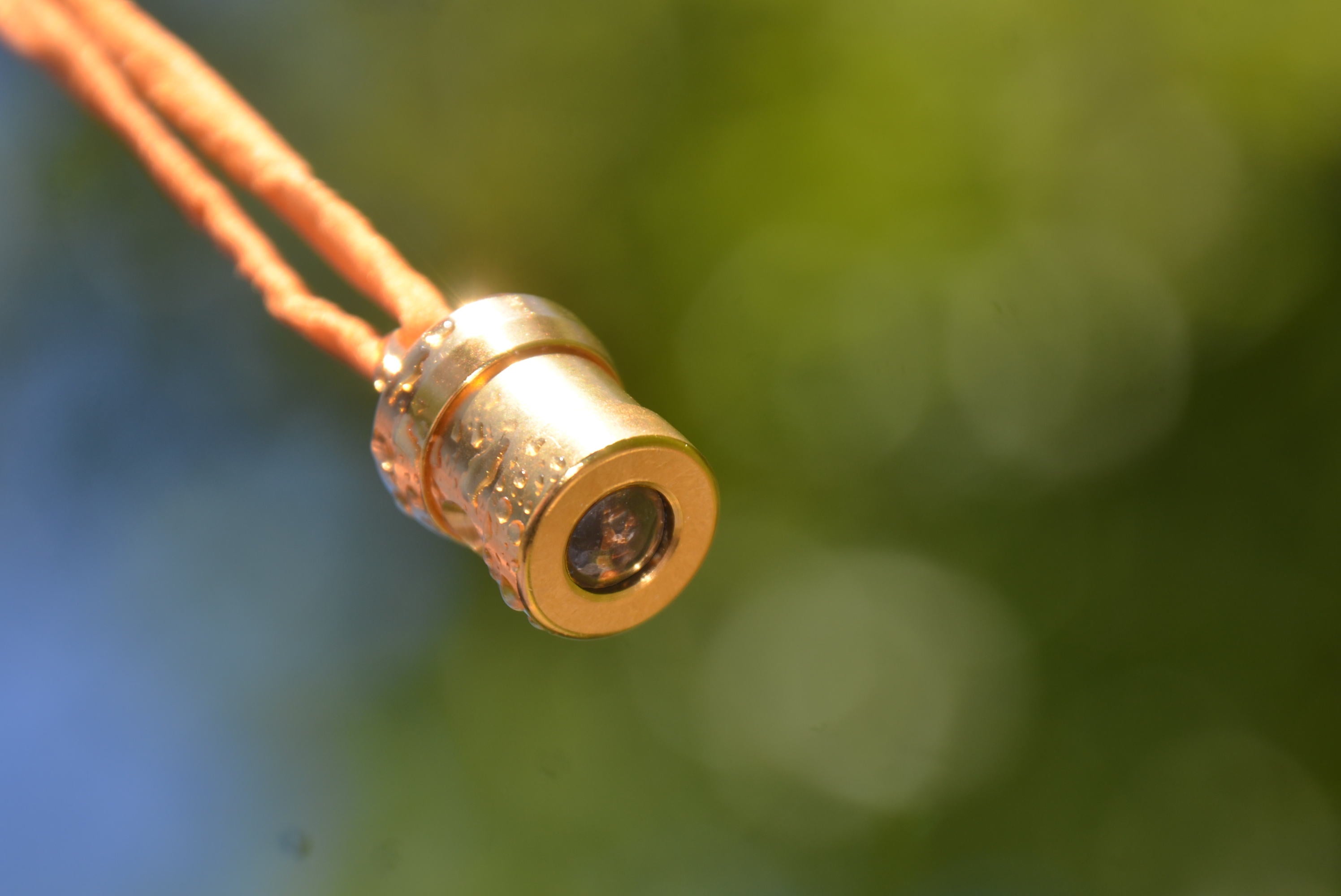 Herzkohärenz Kristallwirbel® Schmuckanhänger „Gold-Magie“ Bronze-Gold | Amethyst und Nuummit