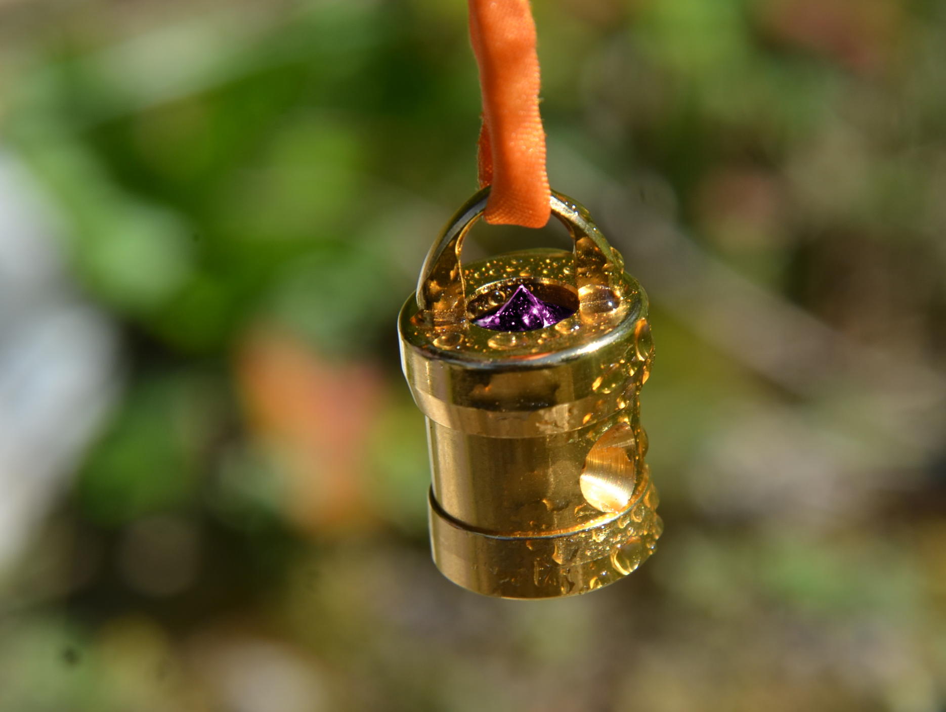 Herzkohärenz Kristallwirbel® Schmuckanhänger „Gold-Magie“ Bronze-Gold | Amethyst und Nuummit