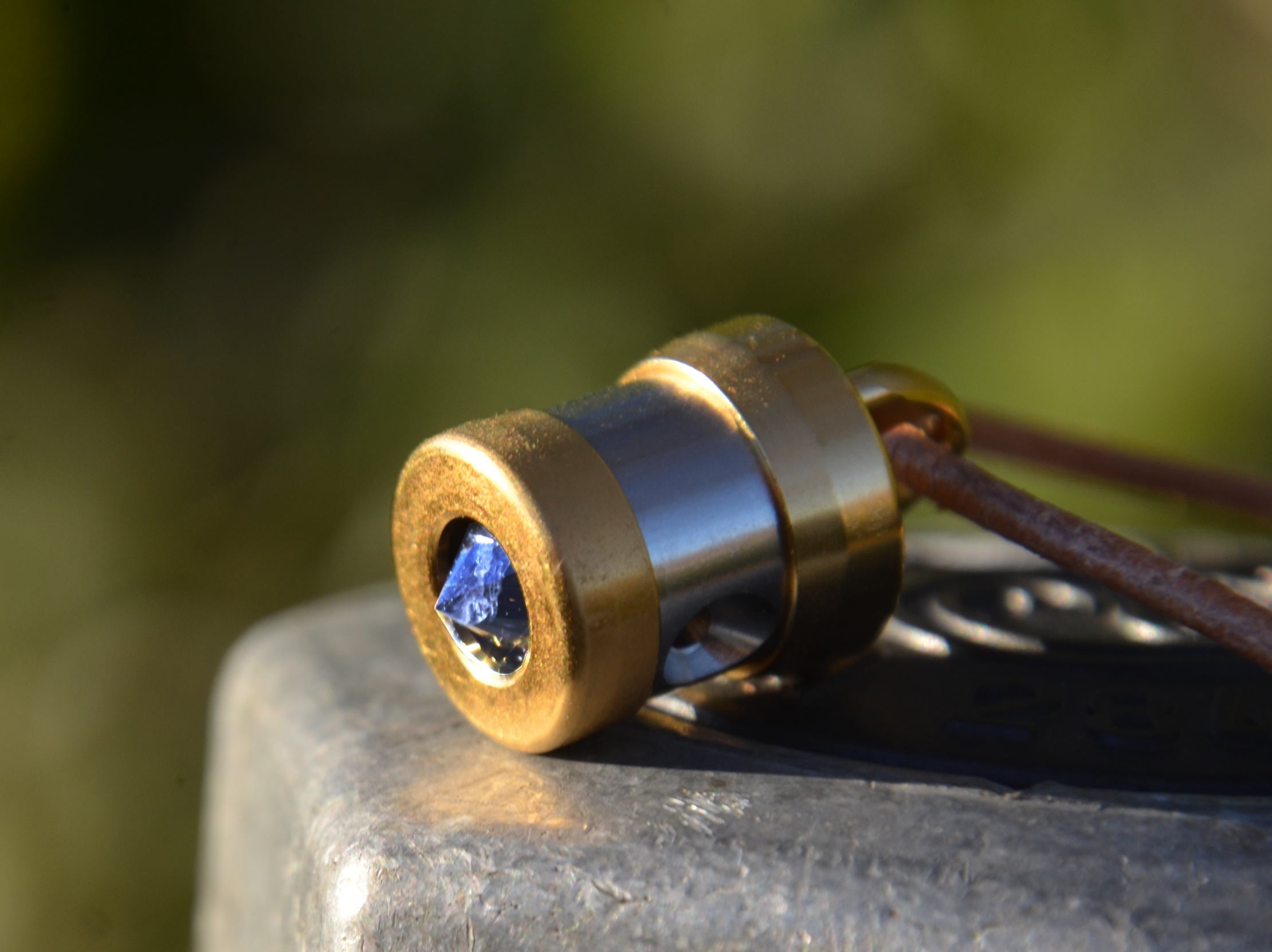Herzkohärenz Kristallwirbel Schmuckanhänger „Stardust 1“ | Platin-Germanium-Diamant-Rubin-Iolith-Lithium-Gold