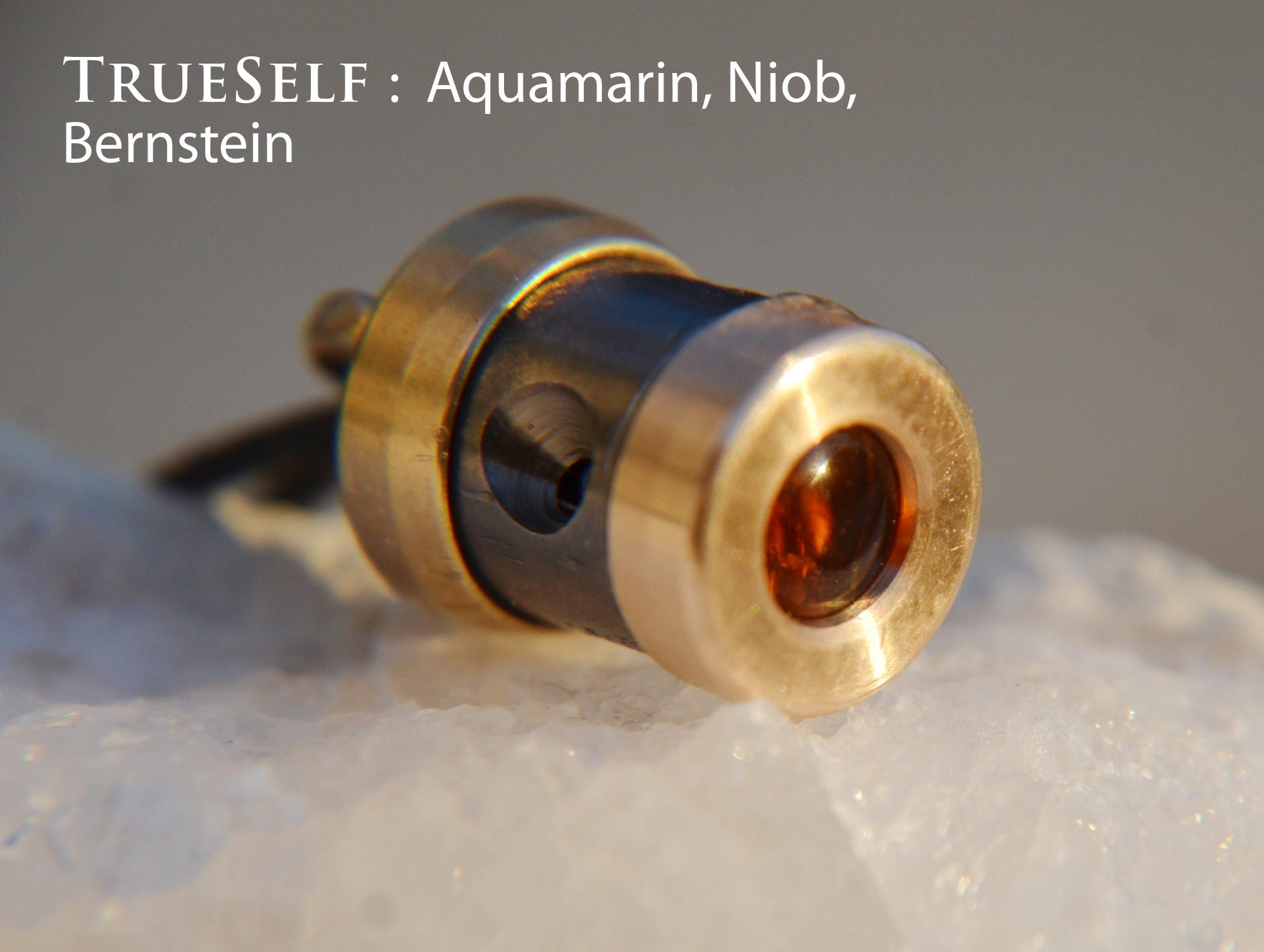 Herzkohärenz Kristallwirbel® Schmuckanhänger „True Self“ Bronze-Ruthenium | Aquamarin und Niob mit Granat/Bernstein