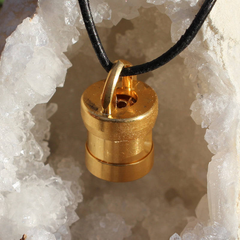 Herzkohärenz Kristallwirbel® Schmuckanhänger „Gold-Magie“ Bronze-Gold | Diamant mit Rubin und Nuummit