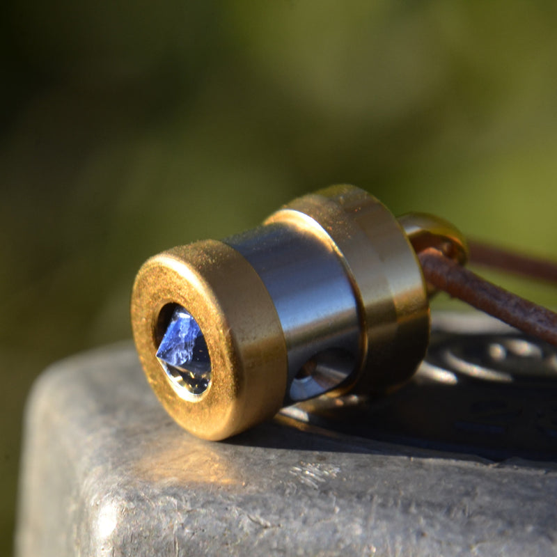 Herzkohärenz Kristallwirbel® Schmuckanhänger „Stardust 1“ Bronze-Platin | Germanium mit Diamant und Iolith