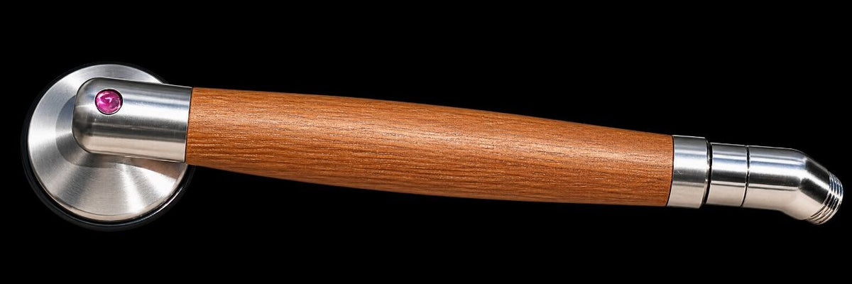 Duschgriff Teak – Glocke frontal, schwarzer Hintergrund