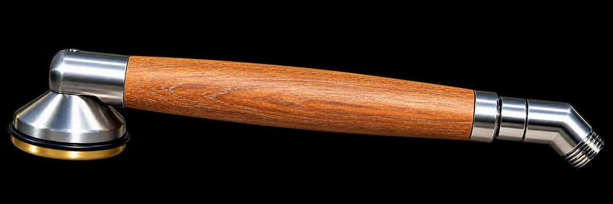 Duschgriff Teak Holz-Titan vor schwarzem Hintergrund