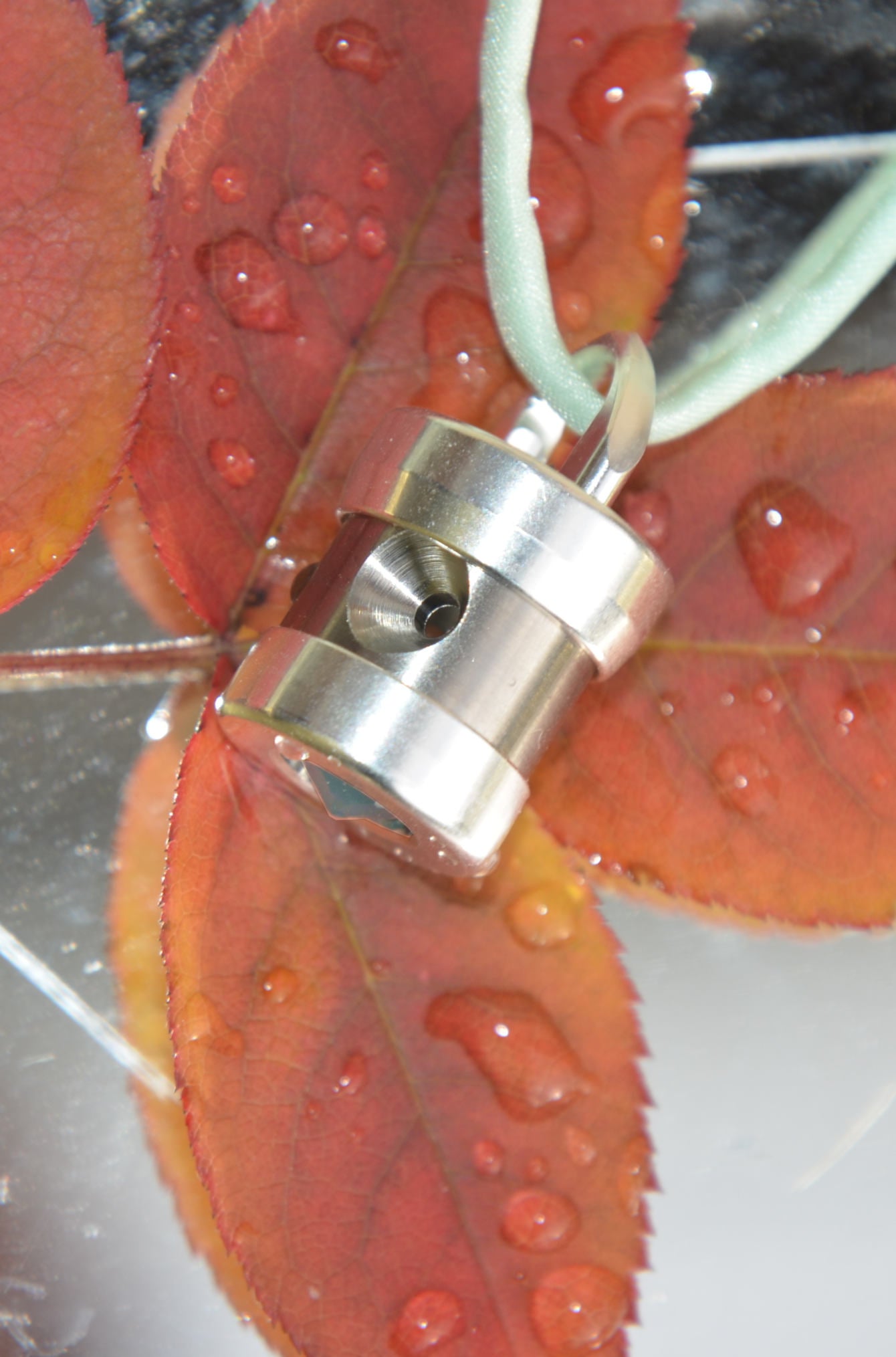 Herzkohärenz Kristallwirbel® Schmuckanhänger „Soul-Voice“ Titan | Bergkristall und blauer Chalcedon | ADV